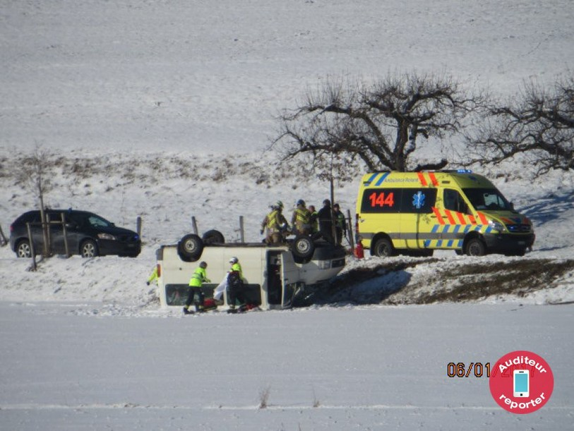 Une camionnette s'est retrouvée sur le toit ce vendredi du côté de Dombresson.