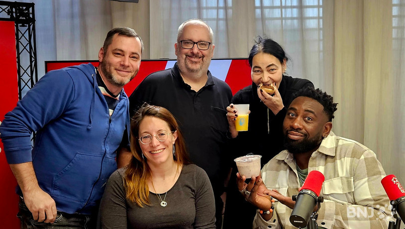 L’équipe de la Matinale, avec Christelle et Christian Mukuna, en plein petit déjeuner dans les studios de RTN.