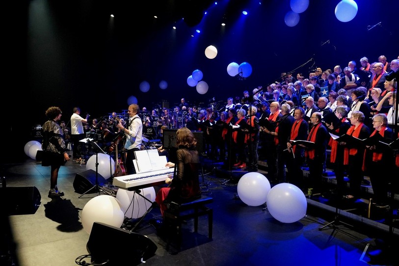 Blaise Héritier dirige l'orchestre BH, composé d'instruments classiques, de chœurs de cuivres, de percussions et de guitare électrique.