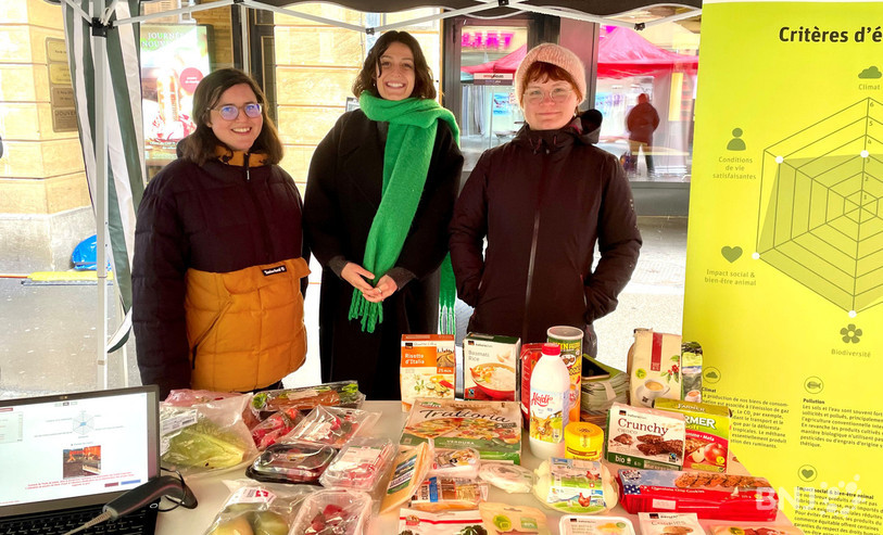 Des membres de la Fondation Biovision étaient à Neuchâtel samedi pour sensibiliser la population. (De gauche à droite: Capucine Musard, Marie Zufferey et Katia Struczyk).