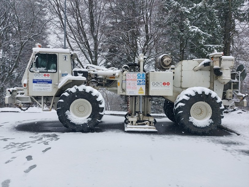 L'un des camions vibrateurs qui réalisera, dès la semaine prochaine, des mesures dans la région.