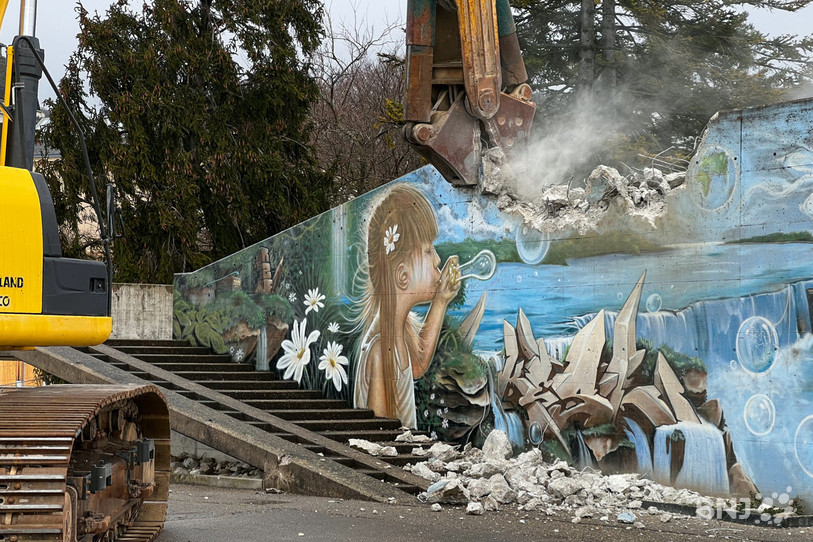 La fresque de la place du 12-Septembre à Neuchâtel a succombé sous les coups de la pince coupe-béton. 