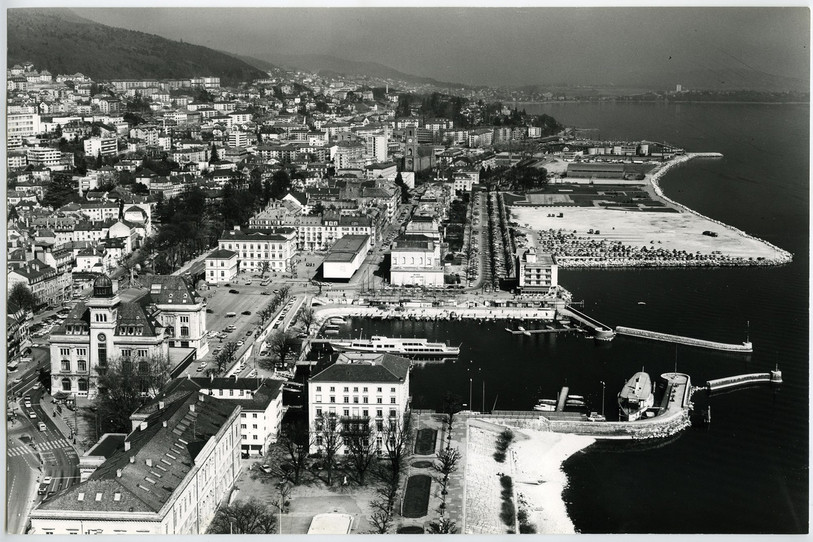 Une vue aérienne des rives de Neuchâtel datant du mois de mars 1973. (Photo : MAHN – Cornet-Flugaufnahme)