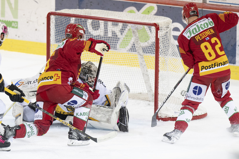 Cody Eakin saute sur le rebond et crucifie Damiano Ciaccio pour le 1-0 en faveur de Langnau (photo : Keystone/Marcel Bieri).