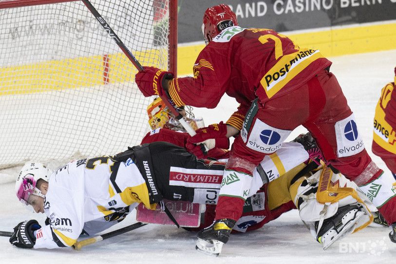 Le HC Ajoie (ici Guillaume Asselin) a bien tenté de se montrer dangereux, mais il s'est heurté à une défense compacte et volontaire (photo : Keystone/Marcel Bieri).