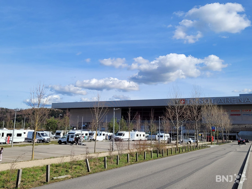 Une aire de transit cantonale pour les gens du voyages étrangers permettrait de limiter le nombre d'installations dans des lieux non autorisés, comme ici sur le parking VIP du HC Bienne.