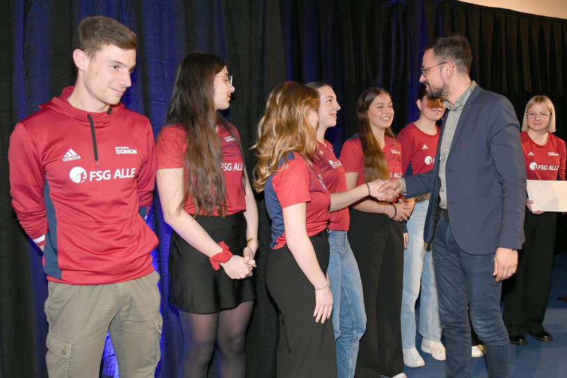 L'équipe M20 dames juniors de la FSG Alle félicitée par le ministre des Sports Martial Courtet (photo : Bist/Stéphane Gerber).