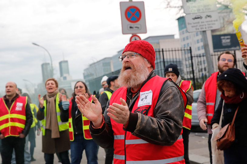 Correspondant à Paris pour 24 heures, La Tribune de Genève et Le Matin dimanche, Alain Rebetez revient sur la réforme des retraites en France. (Photo : KEYSTONE / EPA / Teresa Suarez).
