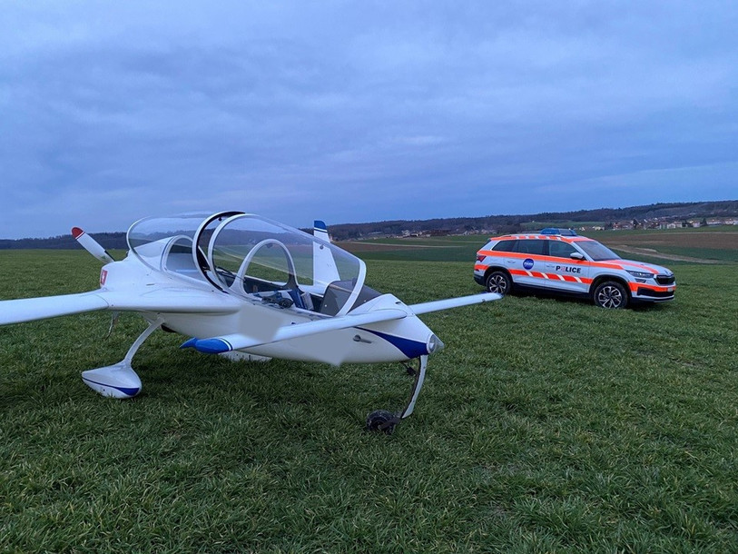 L'atterrissage d'urgence d'un avion de sport biplace s'est déroulé au lieu-dit en Sacé à Bonfol vendredi (Photo : police cantonale jurassienne)