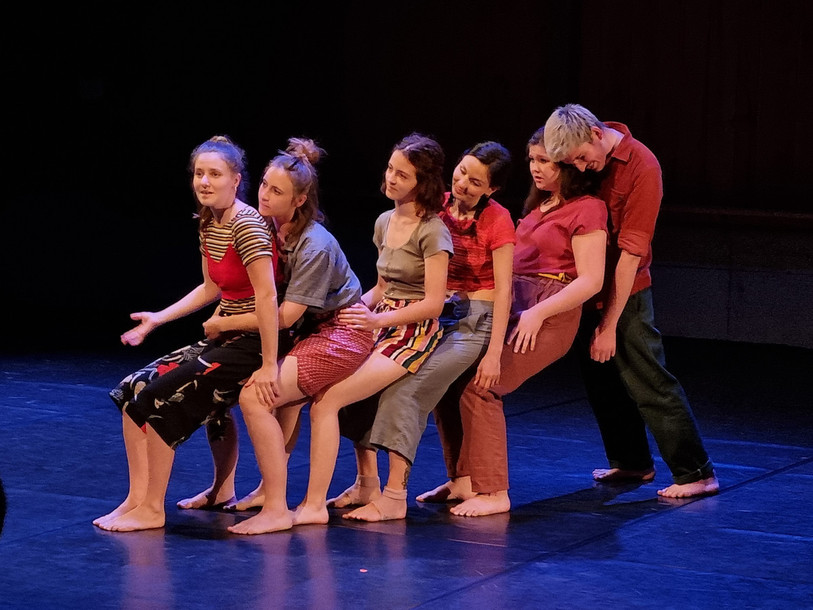 « À la bonheur » réunissait en 2022 six membres de la Compagnie Vol de Nuit au Festival Espacestand (Crédit photo : Célien Milani).