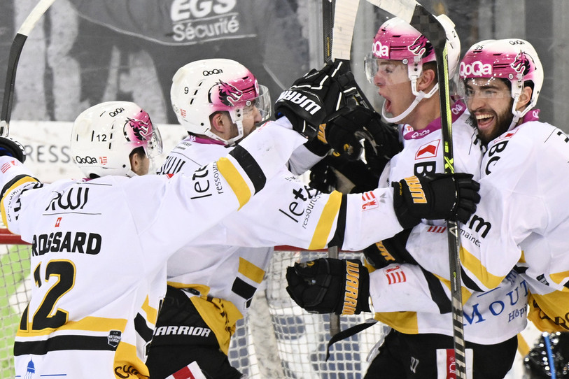 Valentin Pilet vient d'inscrire le deuxième but du HC Ajoie et la rage de vaincre se lit sur les visages des Jurassiens. (photo : KEYSTONE /Marcel Bieri)
