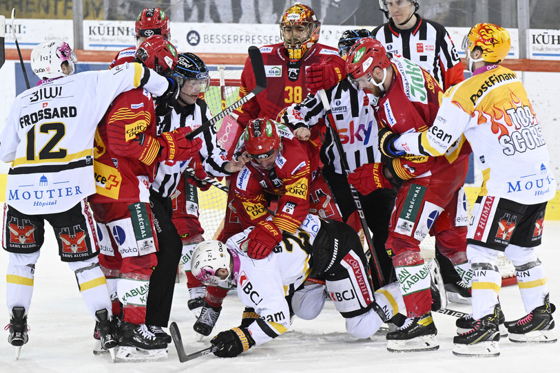 Les débats se sont parfois durcis devant les buts samedi soir. (photo : KEYSTONE /Marcel Bieri)