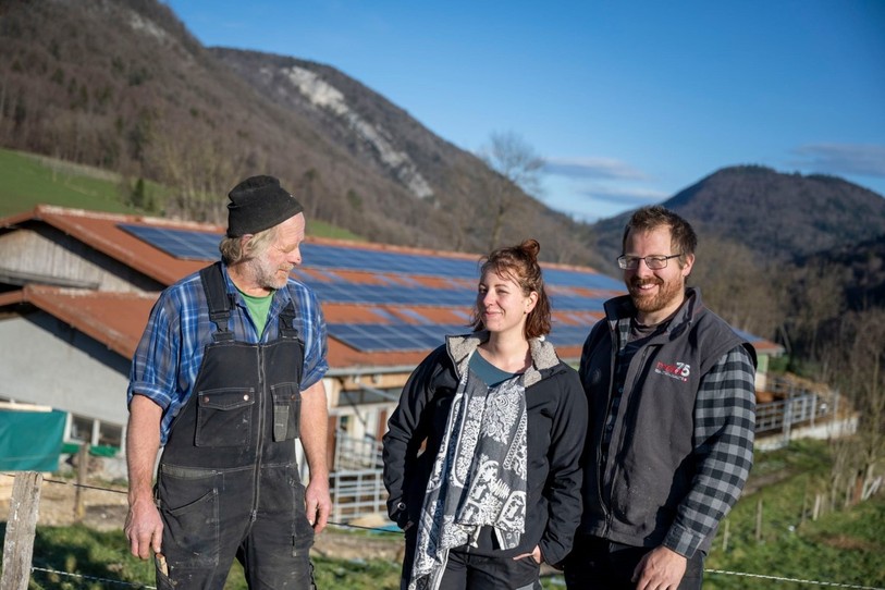 Les Boder sont fièrs de leur nouvelle installation solaire. (De gauche à droite : Francis, Marie et Nicolas) (Photo : Nicolas Boder)