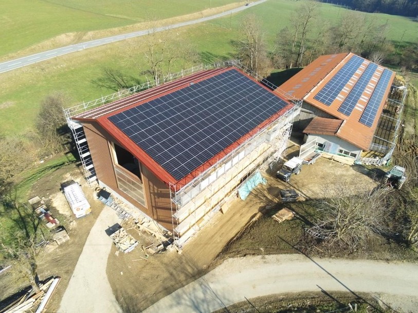L'ancienne (à droite) et la nouvelle ferme (à gauche) sont équipées au total de 550 mètres carrés de panneaux photovoltaïques. (Photo : Nicolas Boder)
