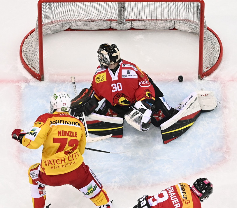 Mike Künzle, ici dans ses oeuvres dans cette série contre Berne, est suspendu à titre provisionnel. (photo : Keystone / Anthony Anex).