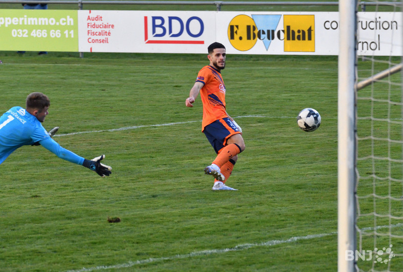 On joue la 82e minute de ce duel : Andréa Moser parvient à tromper la vigilance du portier fribourgeois (photo : Georges Henz).