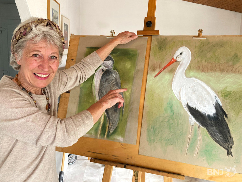 L'artiste Hélène Vonlanthen-Charmillot devant son tableau du jour.