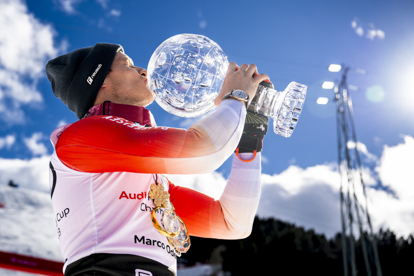 Marco Odermatt a remporté le classement général de la Coupe du monde (photo : KEYSTONE / JEAN-CHRISTOPHE BOTT).
