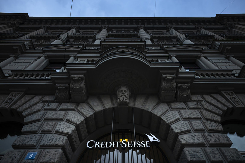 La gauche déplore les priorités de la Confédération, dirigées davantage vers
les intérêts financiers plutôt que vers les affaires sociales après le rachat de Credit Suisse. De son côté, la
droite appelle à plus d’indépendance pour la Banque Nationale Suisse. (Photo : KEYSTONE / Michael Buholzer).