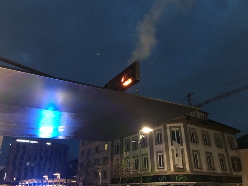 Une enseigne des CFF a pris feu lundi matin à Delémont (Photo : police cantonale jurassienne)