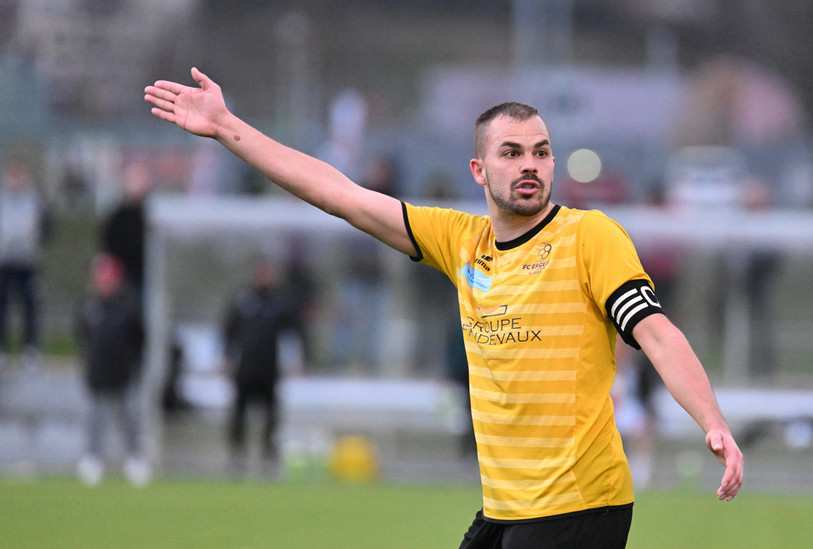 Le capitaine du FC Erguël Loïc Schmid a montré l'exemple mais son équipe s'est tout de même inclinée. (Photo : Georges Henz)