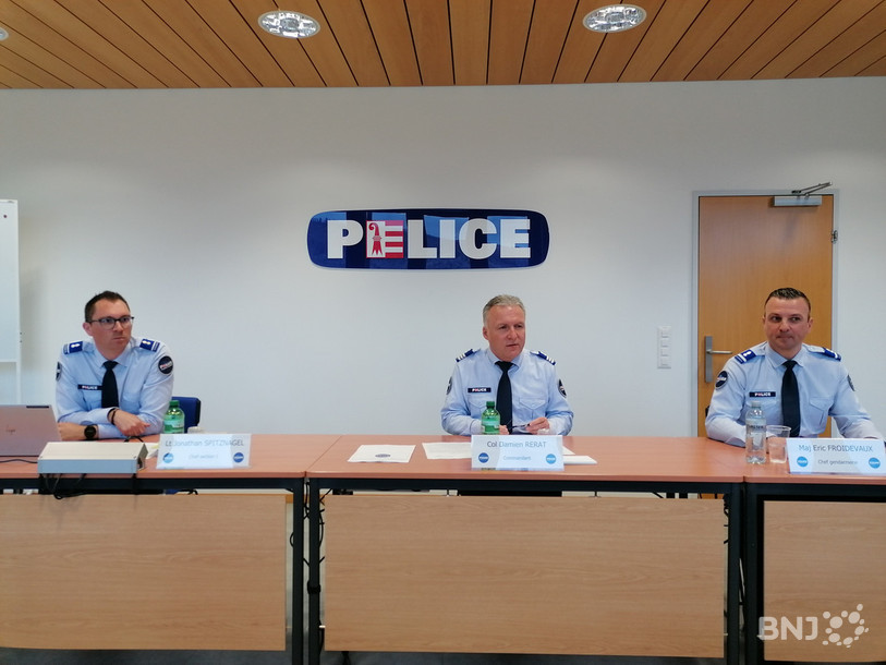 Le chef de la section 1 de la gendarmerie Jonathan Spitznagel, le commandant de la police cantonale Damien Rérat et le chef de la gendarmerie Eric Froidevaux ont dévoilé ce lundi les statistiques routières jurassiennes 2022.