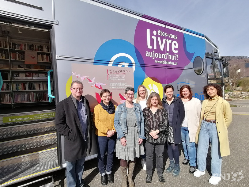 La bibliothécaire cantonale Géraldine Rérat-Oeuvray (3e depuis la gauche) et la directrice du Bibliobus Julie Greub (4e depuis la gauche) entourées des représentant-e-s des bibliothèques régionales qui participent au BiblioWeekend.