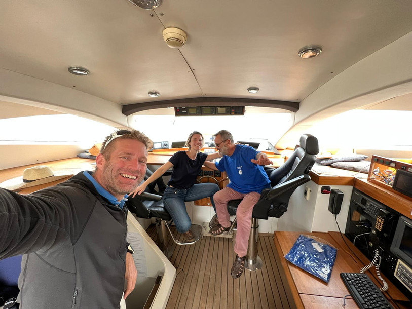 Raphaël Domjan (au premier plan) était à bord du bateau Porrima, ex-Planet Solar, en décembre à Mumbai. (Photo: Raphaël Domjan).