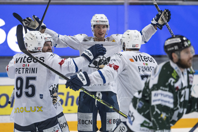 Loic In-Albon (au centre) peut jubiler... il vient d'inscrire le 2-0 pour le HC La Chaux-de-Fonds sur la glace d'Olten (photo : KEYSTONE/Alessandro della Valle).
