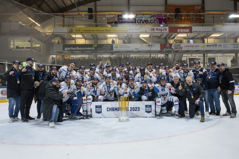 Le HC La Chaux-de-Fonds peut poser avec son trophée, il est champion de Swiss League (photo : KEYSTONE/Alessandro della Valle).