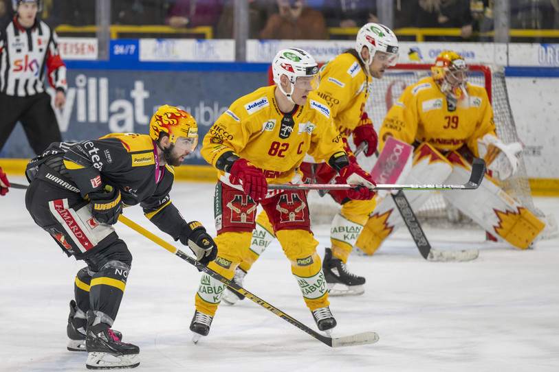 Le TopScorer du HC Ajoie Kevin Bozon aux prises avec le capitaine de Langnau Harri Pesonen : les deux premiers buteurs de ce duel. (photo : KEYSTONE/Georgios Kefalas)