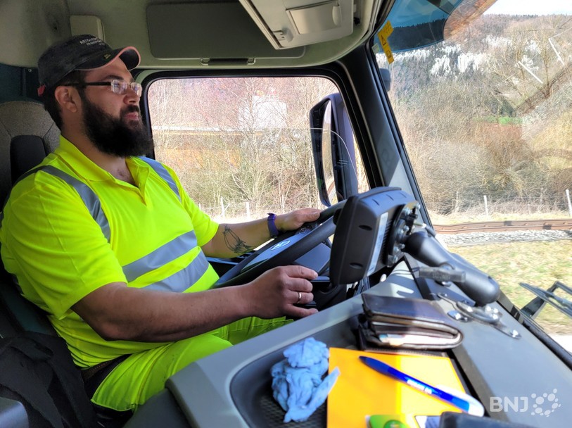 Dejan Naunov conduit le camion, mais il aide également à vider les poubelles lorsqu'elles sont nombreuses.