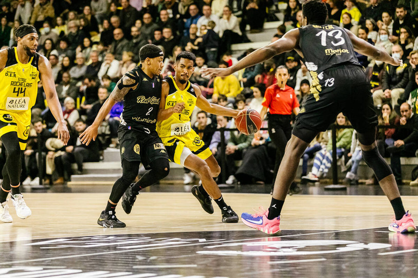 Kiady Razanamahenina, ici au centre avec le ballon, doit porter le BCB vers les play-off (photo : Stade Rochelais Basket).