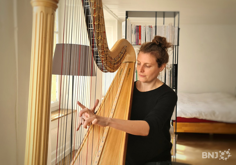 Manon Pierrehumbert vit une histoire fusionnelle avec la harpe depuis trente ans.