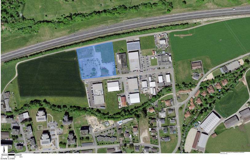 En surbrillance, la parcelle sur laquelle Henri Schaller SA entend construire ses nouveaux locaux à Bassecourt. (Source : Géoportail du canton du Jura)