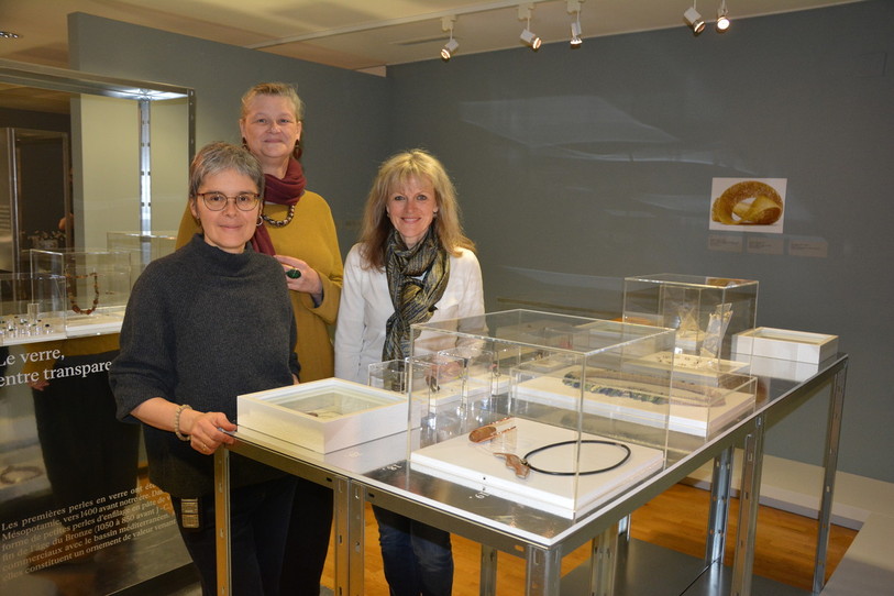 Une exposition intitulée «  Création jurassienne de bijoux  » se déroulera en deux volets à la FARB et au Musée jurassien d’art et d’histoire (de gauche à droite: Nathalie Fleury, directrice-conservatrice du Musée jurassien d'art et d'histoire, Isabelle Lecomte, commissaire de l'exposition, Elisabeth Fornerod, présidente de la Fondation Anne et Robert Bloch).  