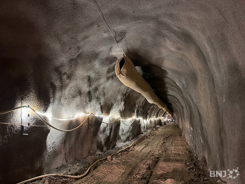 Plus de 860 mètres ont d'ores et déjà été excavés dans la galerie de sécurité qui longe le tunnel routier de La Clusette.