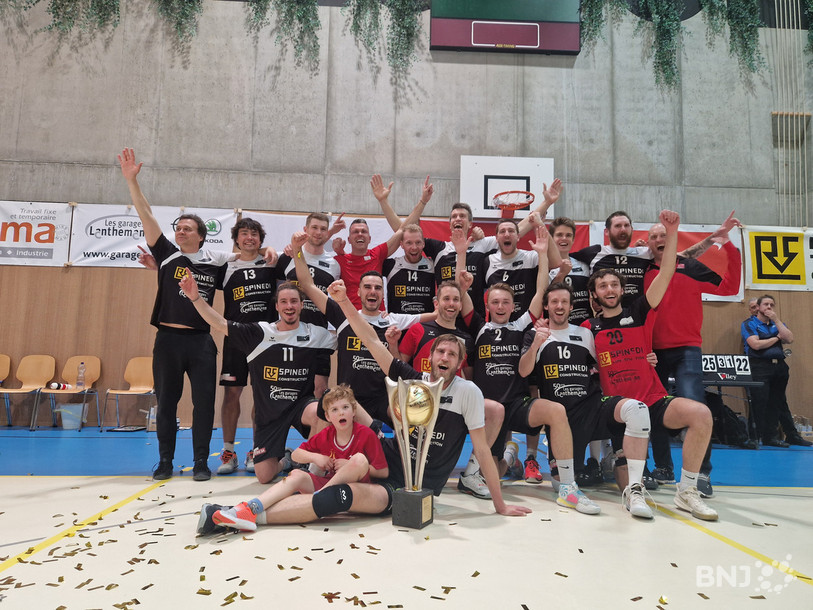 Colombier Volley a pu laisser exploser sa joie et fêter son titre de champion de Ligue B devant son public jeudi au Mûriers.