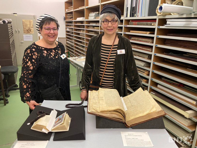 De gauche à droite: Nadia Teres, responsable des acquisitions et des périodiques, et Martine Noirjean de Ceuninck, conservatrice des archives privées et des manuscrits, avec deux documents datant du Moyen Âge. 