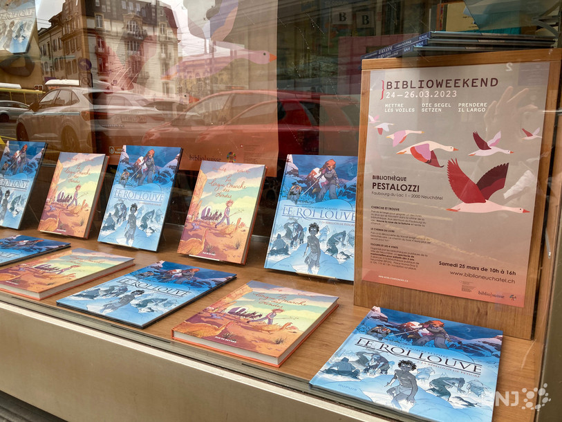 Les lauréats de la roue de la fortune pouvaient choisir un ouvrage ou un jeu dans la vitrine de la Bibliothèque Pestalozzi à Neuchâtel.