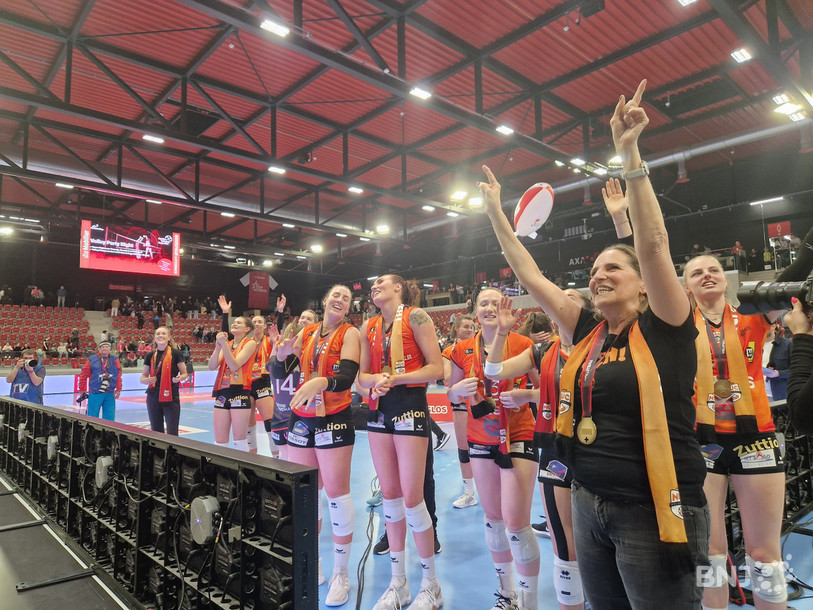 Jo Gutknecht, la présidente du NUC, (à droite) a participé aux célébrations avec les joueuses devant plusieurs centaines de supporters neuchâtelois présents à Winterthour.