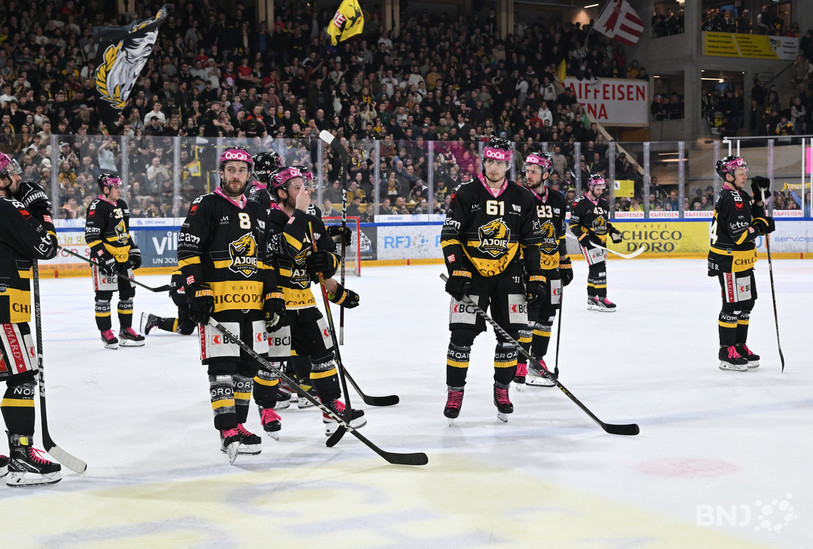 Le HC Ajoie est déconfit... il devra lutter pour son maintien face à La Chaux-de-Fonds (photo : Georges Henz).