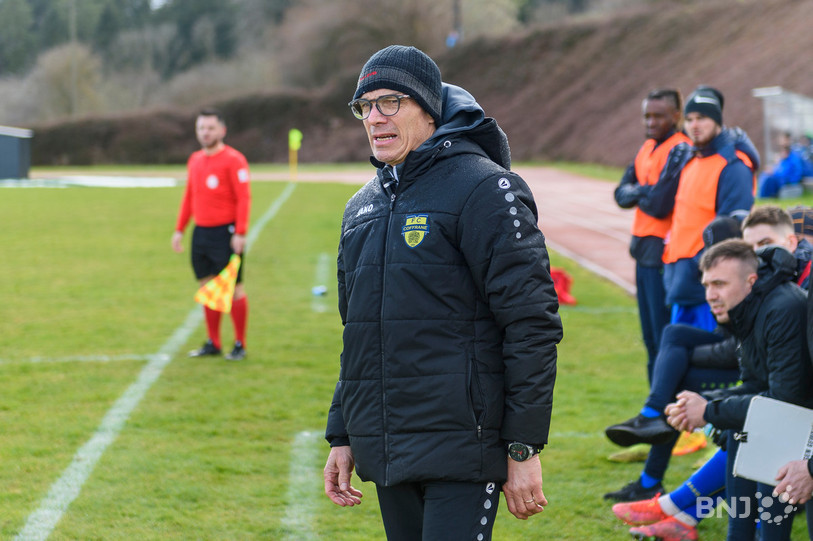 L'entraîneur du FC Coffrane, Philippe Perret n'a pas réussi à trouver les mots pour éviter la défaite de son équipe. (Photo: Archives)