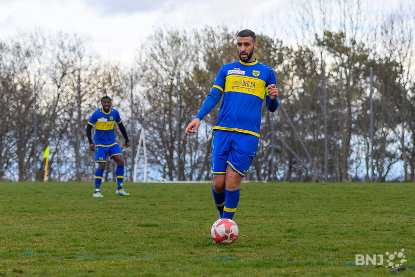 Le capitaine du FC Coffrane Abdelaziz Kebbal et ses coéquipiers n'ont rien pu faire. (Photo: Bertrand Pfaff)