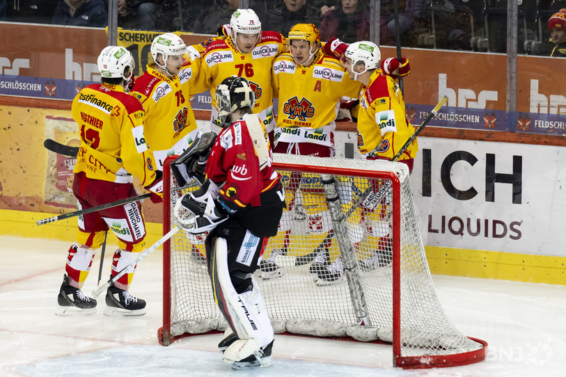 Le HC Bienne va devoir se serrer les coudes dès vendredi soir. (Photo : KEYSTONE/Anthony Anex)