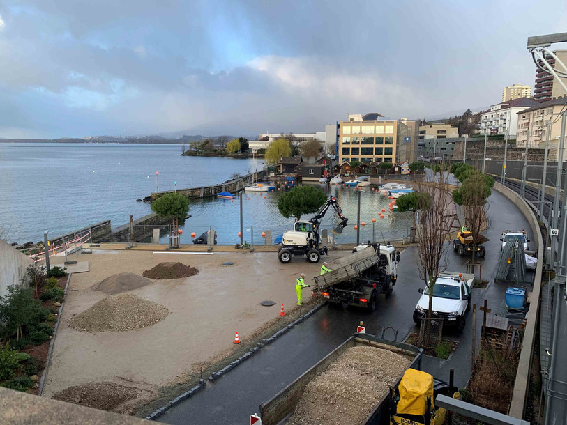 Un nouveau revêtement fait de gravier et de gazon est installé par les maçons de la voirie et les équipes des Parcs et promenades. (photo: Ville de Neuchâtel)