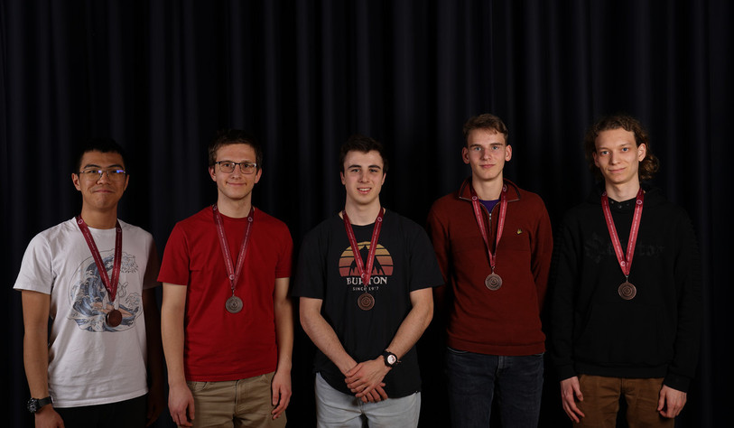 Emile Sauthier (deuxième depuis la droite) s'est placé parmi les quinze meilleurs étudiants lors des Olympiades suisses de physique à Aarau. (photo: Olympiade suisse de physique)