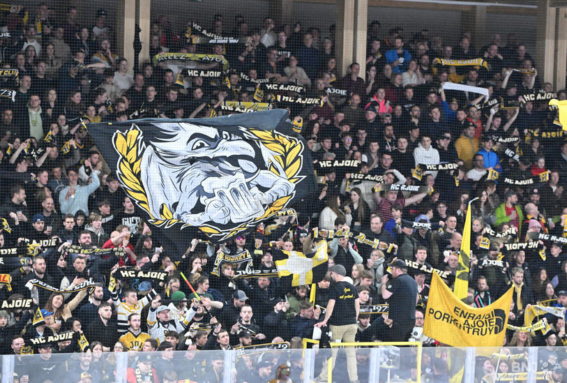 Les supporters ajoulots ne pourront pas être plus de 160 aux Mélèzes, tout comme les Chaux-de-Fonnier à Porrentruy. (Photo : Georges Henz)