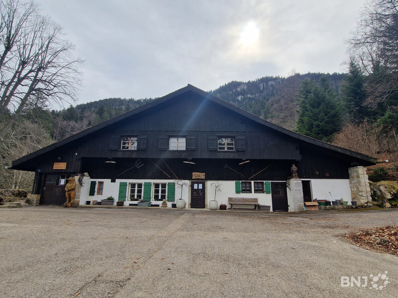 La Ferme Robert est située au pied du Creux du Van. 