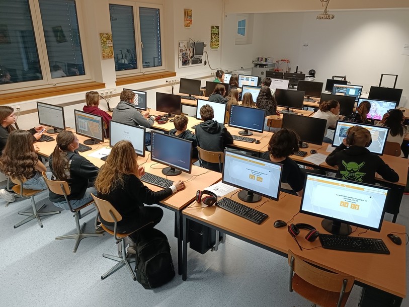 Les élèves de la région étaient affairés devant leurs ordinateurs pour répondre aux défis du CMIJ. (Photo : CMIJ)